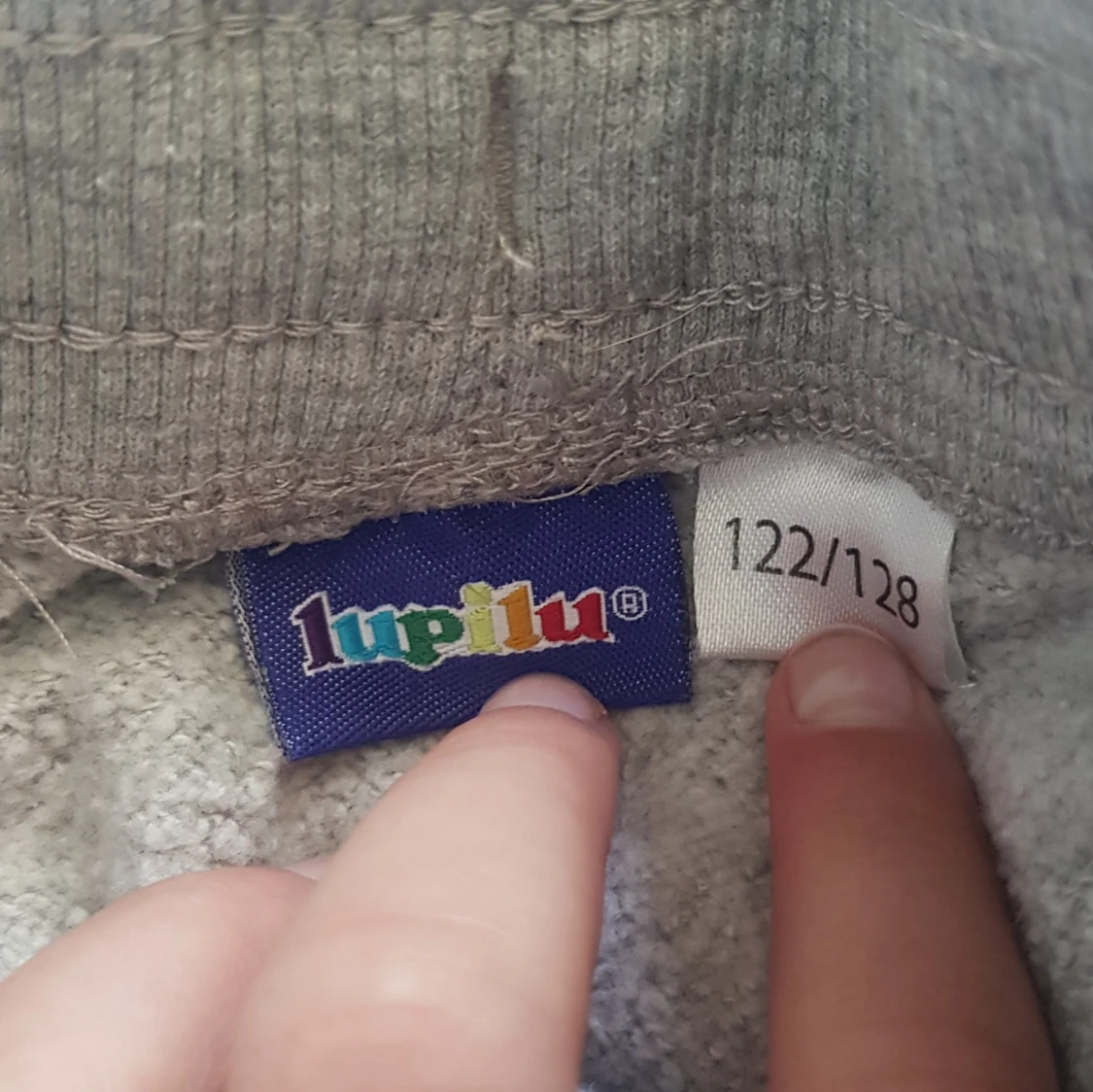 Grå mjukisbyxor Lupilu med badge - 2