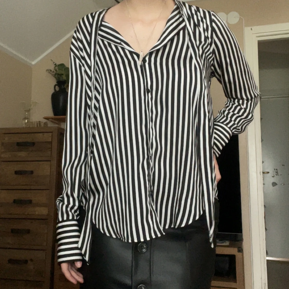 Randig svartvit skjorta från H&M