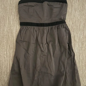 Axelbandslös klänning från American Eagle - cuteeee axelbandslös klänning från American Eagle, typ lilagrå i färgen. den sitter sååå fint på, perfekt minidress ❣️