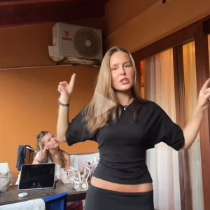 Svart croppad omlottopp med knyt - Säljer en svart croppad topp med omlottdesign och knyt i ryggen. Toppen har korta ärmar och öppen rygg, vilket ger en trendig och edgy vibe. Perfekt för dig som gillar att sticka ut med en cool och stilren look.