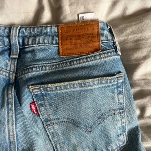 Bootcut jeans från Levi's - Säljer ett par blåa Levi's jeans med bootcut och låg midja 💕köptes nya för 1100kr och är i storlek W23 men passar även 24, 25 och 26 då de är lite stora - längd står ej men passar mig som är 170cm! Säljer för 700kr + frakt, kan diskuteras 