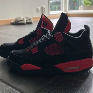 Nike Air Jordan 4 Red Thunder - Säljer ett par Nike Air Jordan 4 Red Thunders som är i fint skick och riktigt feta. Sjukt bra pris och skriv gärna om frågor.