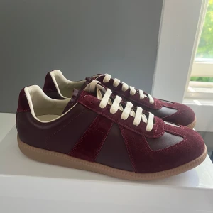 Vinröda sneakers från Maison Margiela - Säljer ett par feta gats från maison margiela. Original box tillkommer. Obs : ni vet varför de e så billiga Ni kan gärna höra av er om ni har några funderingar.