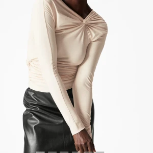 Beige långärmad topp från &other stories - Oanvänd med prislapp kvar. Köpt för 890 säljes för 150