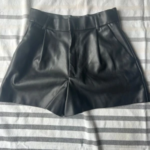 Svarta skinnshorts från Zara - Snygga svarta shorts i skinnimitation från Zara 🩷