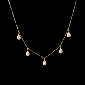 Guldhalsband med droppformade pärlor - Ett elegant halsband i guld med fem droppformade vita pärlor som hänger längs en tunn kedja. Perfekt för dig som gillar stilrena och trendiga smycken med en touch av lyx.