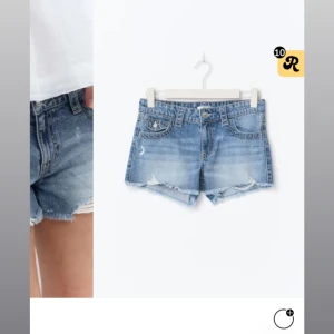Lågmidjade jeans shorts - Lågmidjade blåa shorts från gina young. De är i strl 164 cm och passar mig som  vanligtvis har strl S. Helt oanvända. 