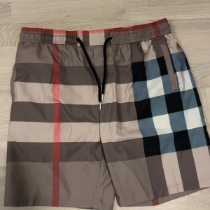 Burburry shorts  - Säljer denna helt nya burnusers shortsen då de är lite för små på mig. Fraktar runt hela Sverige!
