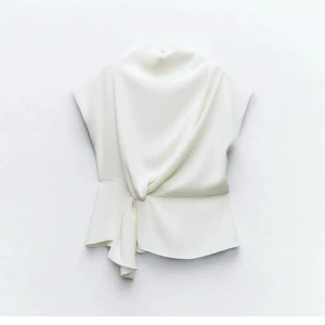 Vit blus/topp Zara - Blus/topp från Zara i storlek Xs men passar även S💛 dragkedja i ryggen