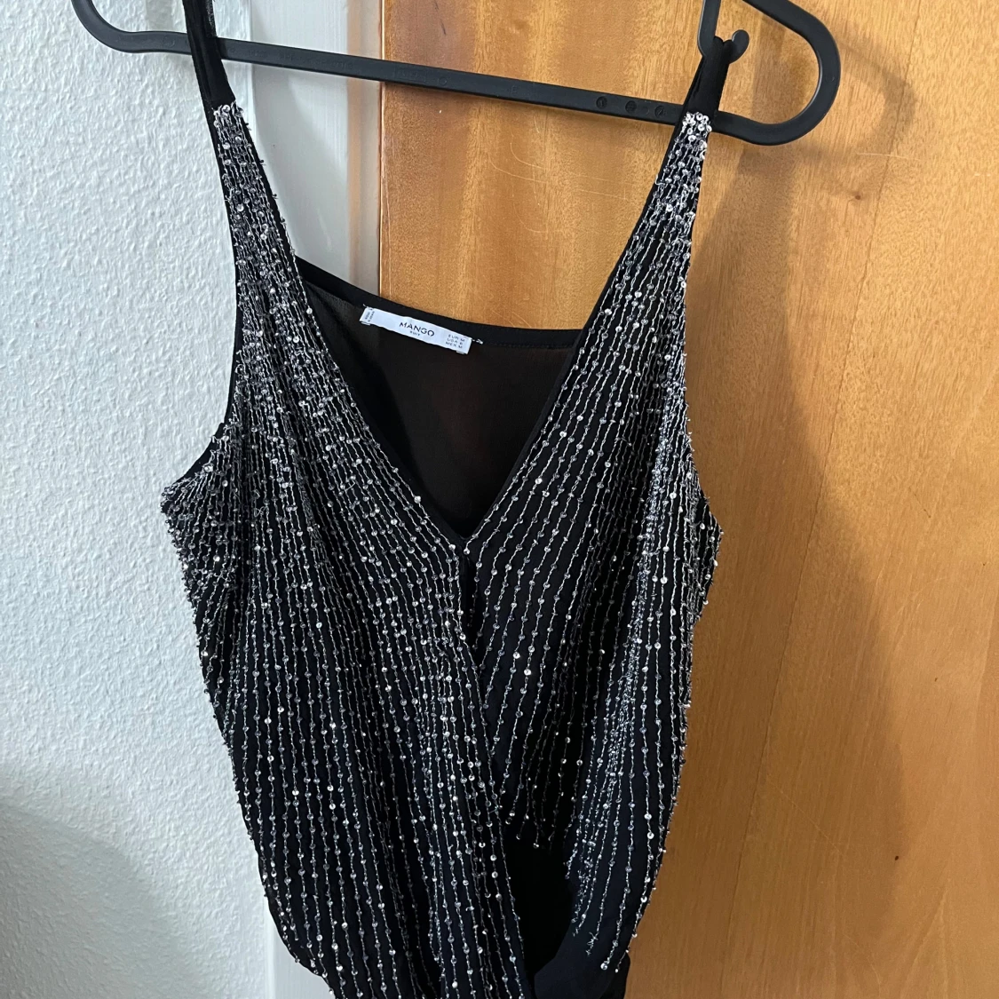 Glittrig omlottopp från Mango - 1