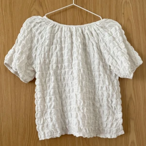 Vit blus från Zara - Superfin vit blus från Zara med puffiga korta ärmar. Blusen har en lös passform och är gjord i ett mjukt bomullstyg. 