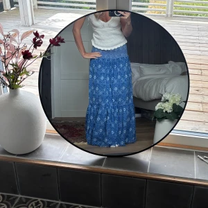 Blå Zara långkjol med mönster  - Säljer min såå fina långkjol från Zara, strl S och i princip i nyskick !! 🥰