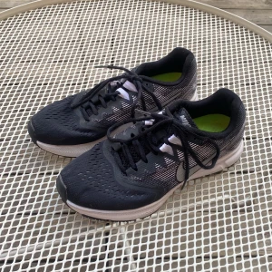 Nike Air Zoom Span 2 svart/vit sneakers - Nike Zoom Span 2 sneakers i svart och vitt med mesh-överdel och klassisk swoosh på sidan. Skorna har snörning, platt sula och grönt innermaterial. Perfekta för dig som gillar sportig stil och vill ha bekväma skor till träning eller vardag. Bra skick och pris kan diskuteras!