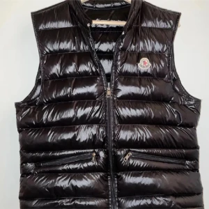Moncler gui väst - Säljes då den inte används längre! Skick 9/10. Storlek 3