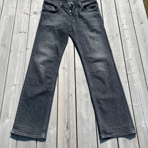 Diesel Larkee slim fit - Säljer ett par svarta Diesel Larkee jeans i slim modell. Jeansen har klassisk femficksdesign, knäppning med knappar och diskreta slitningar. Perfekta för dig som gillar en tidlös och clean look. Materialet är jeans i bomullsblandning. Slim Fit. NYPRIS 1400 KR. Andvända 2-3 gånger