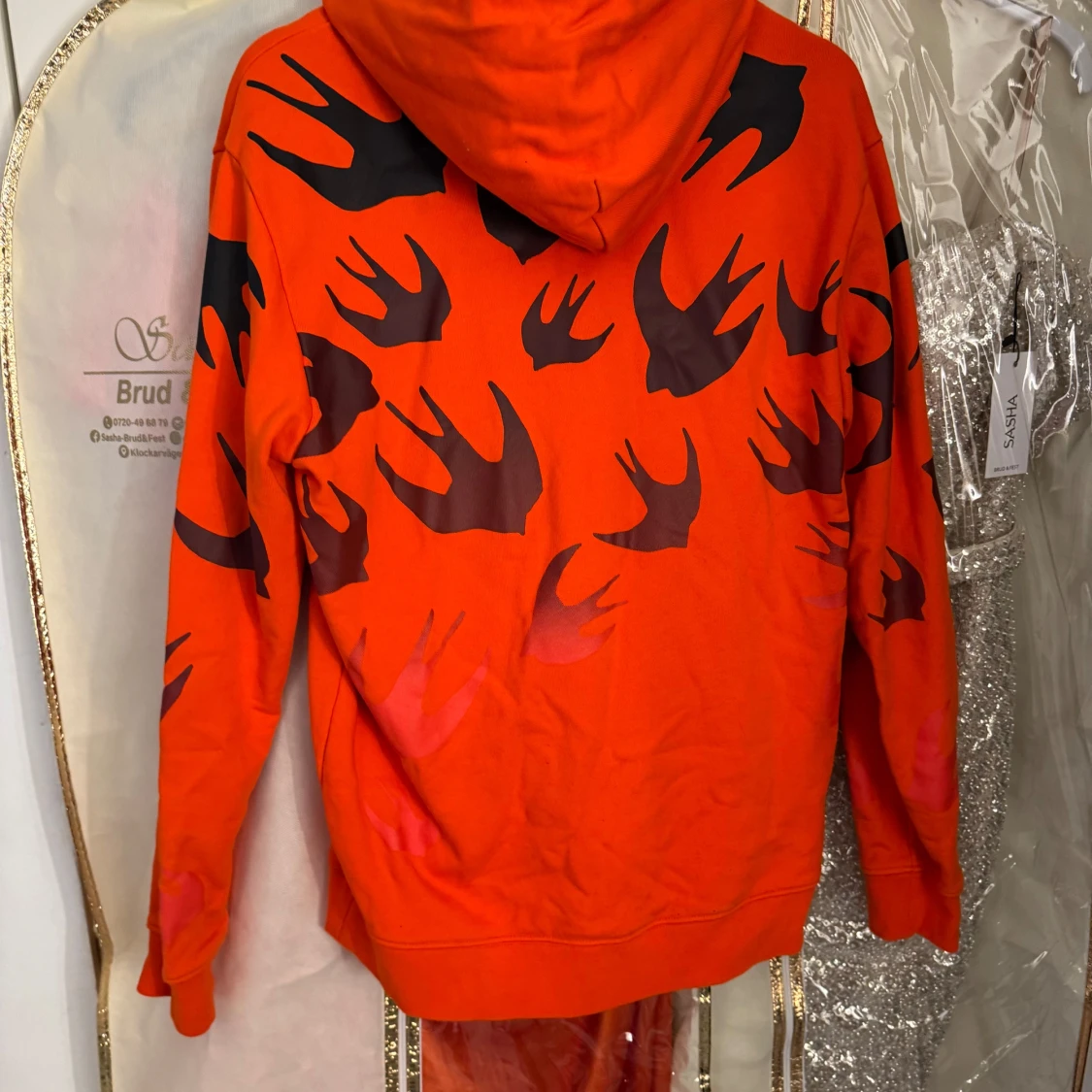 Orange hoodie med svalor från Alexander maqueen