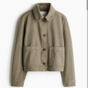 Khakifärgad jeansjacka - Säljer en efterfrågad khakifärgad jeansjacka, knappast använd. Storlek Xs men skulle även passa S❣️ Hör av för frågor eller prisförslag🤗