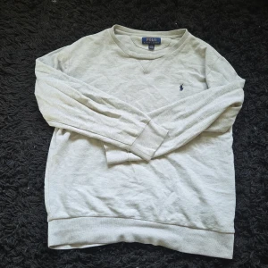 Ralph Lauren sweatshiry - En helt ny Ralph Lauren tröja köpt för 799kr storlek L i barn