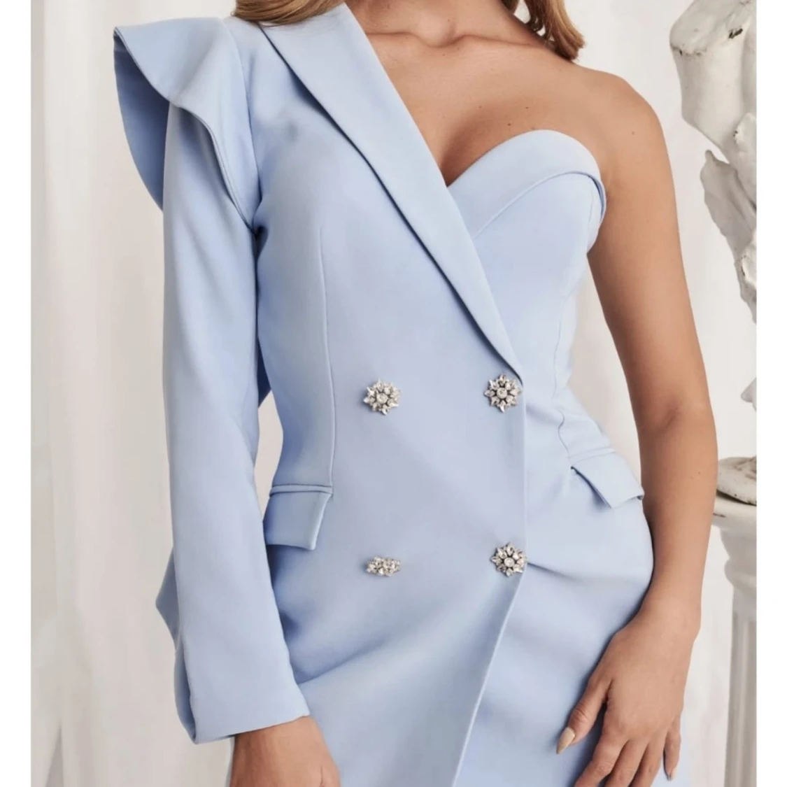 Ljusblå kort klänning