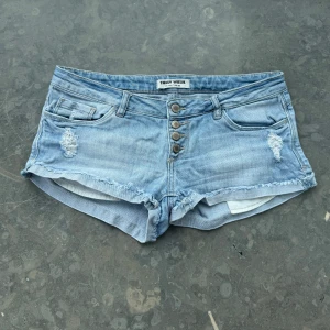 Lågmidjade jeans shorts  - Väldigt snygga shorts som tyvärr inte passar mig och har därför ingen bild på! Midjemått tvärsöver: 42cm Midjehöjd: 17cm💕