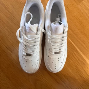Nike Air Force 1 - Säljer mina nya Air force 1, säljer de till bra pris. Storlek 42 men passar även större och mindre, om du har frågor eller behöver fler bilder kontakta mig