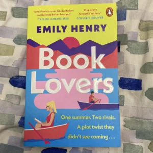 Book Lovers - En färgstark och charmig roman om rivalitet, oväntade möten och kärlek. Perfekt för dig som gillar smarta, roliga berättelser med starka karaktärer och oväntade vändningar. En bok för alla som älskar böcker och romantik!