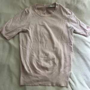 Stickad tshirt ZARA - Stickad tshirt från ZARA. Köpt på plick för 200kr, använd några gånger men ser samma ut som när den köptes. 