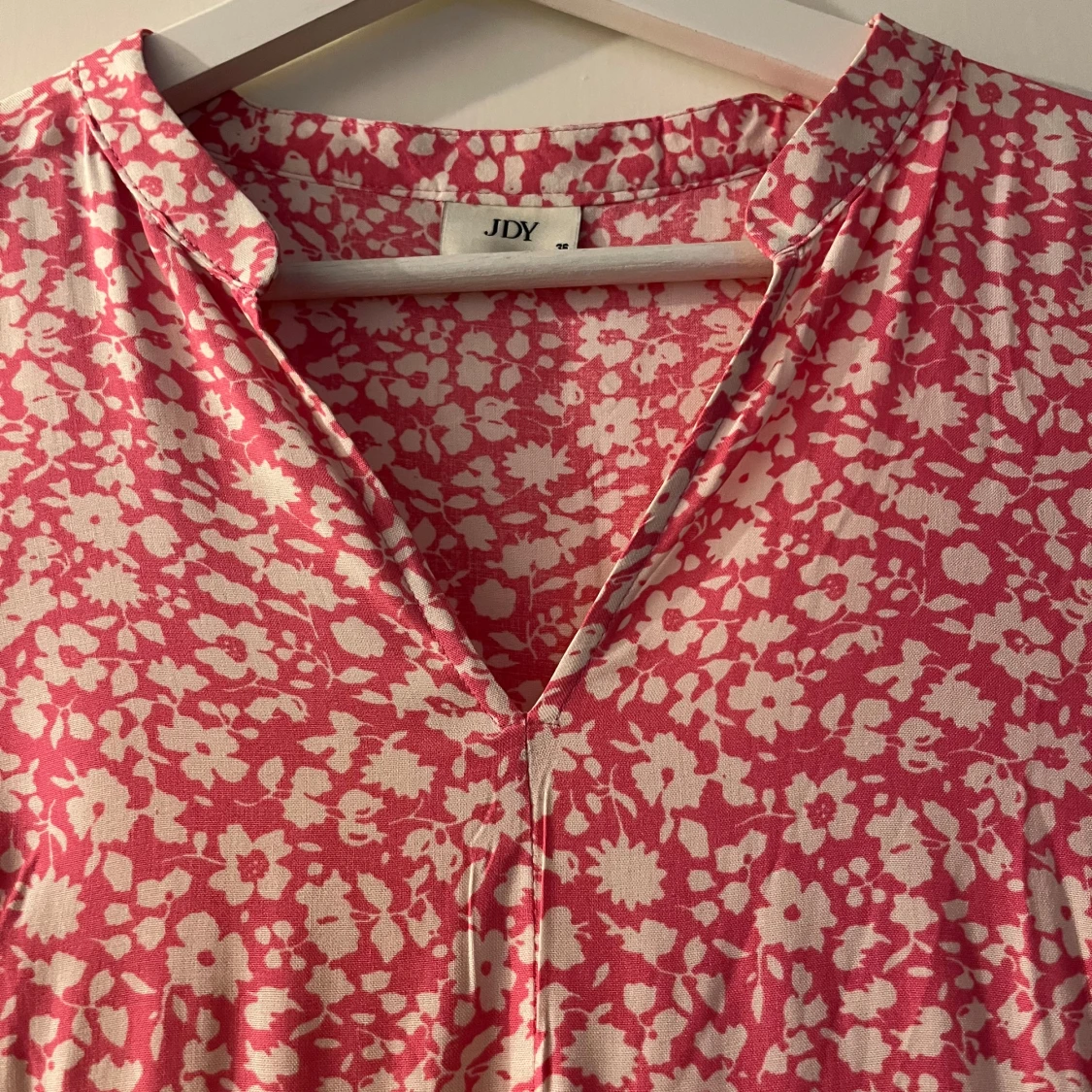 Rosa blommig kortklänning från JDY - 1