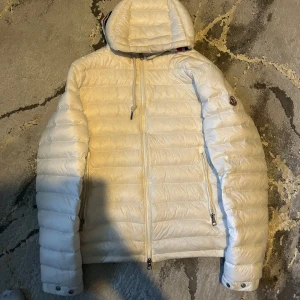 Vit moncler jacka - en vit moncler jacka. Som jag använd ungefär 3-4 månader. Den är identisk och är i bästa skick.pris kan såklart att diskuteras vid snap affär