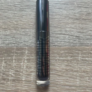Milk Makeup Kush High Roll Brow Tint/Gel - Säljer en mörkbrun brow tint/gel från Milk Makeup då den är för mörk för mig. Borsten är av silikon med täta piggar för att få med alla brynhår. Perfekt för att få fylliga bryn som verkligen sitter på plats hela dagen. Snygg och modern design. Endast testad en gång.