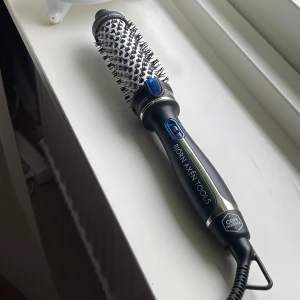 Björn Axén Tools varmluftsborste - Säljer en svart och silver varmluftsborste från Björn Axén Tools, OBH Nordica. Rund borste med keramisk och turmalinbeläggning, blå detaljer och sladd med EU-kontakt. Perfekt för att styla och ge volym till håret. Mycket fint skick! 💘💖 30 mm ! 