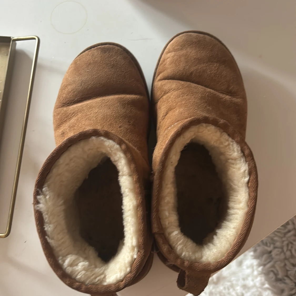Bruna UGG boots i mocka med fårskinn