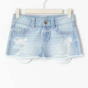 Ljusblå jeanskjol med slitningar - Trendig ljusblå jeanskjol i kort modell med slitna detaljer och fransad nederkant. Slutsåld på gina, måtten finns på hemsidan, aldrig använd med lappar kvar🥰lämna prisförslag om du vill köpa🥰