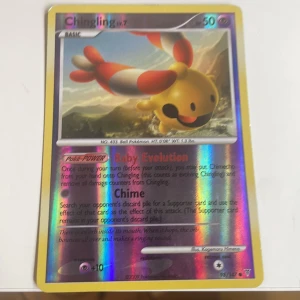 Chingling Lv.7 - Snygg och glittrig Chingling Pokémonkort! Perfekt för samlare och fans av Pokémon. Kortet har cool holo-effekt och är i fint skick. Ett måste för dig som vill utöka din samling med något unikt och färgglatt!