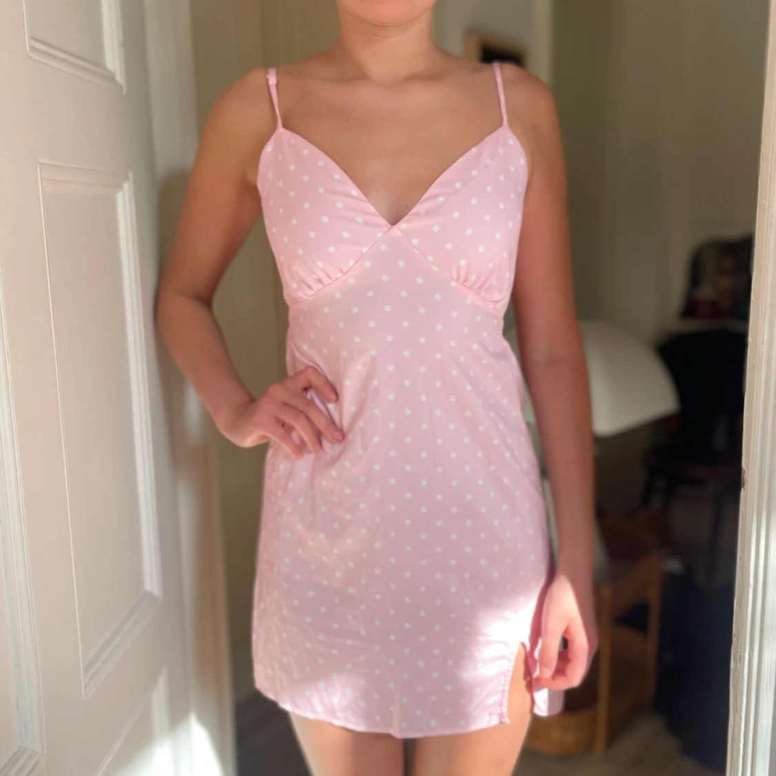 Rosa prickig kortklänning med slits