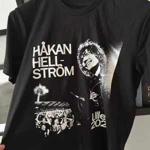Håkan merch 2025 - Jag säljer en Håkan Hellström T-shirt merch 2025. Den köptes på hans konsert och har bara testats en gång. Säljs för att jag inte tyckte att den riktigt passade. Tröjan är i storlek M.  Finns kvitto och alla lappar är även kvar. Nypris 480kr 