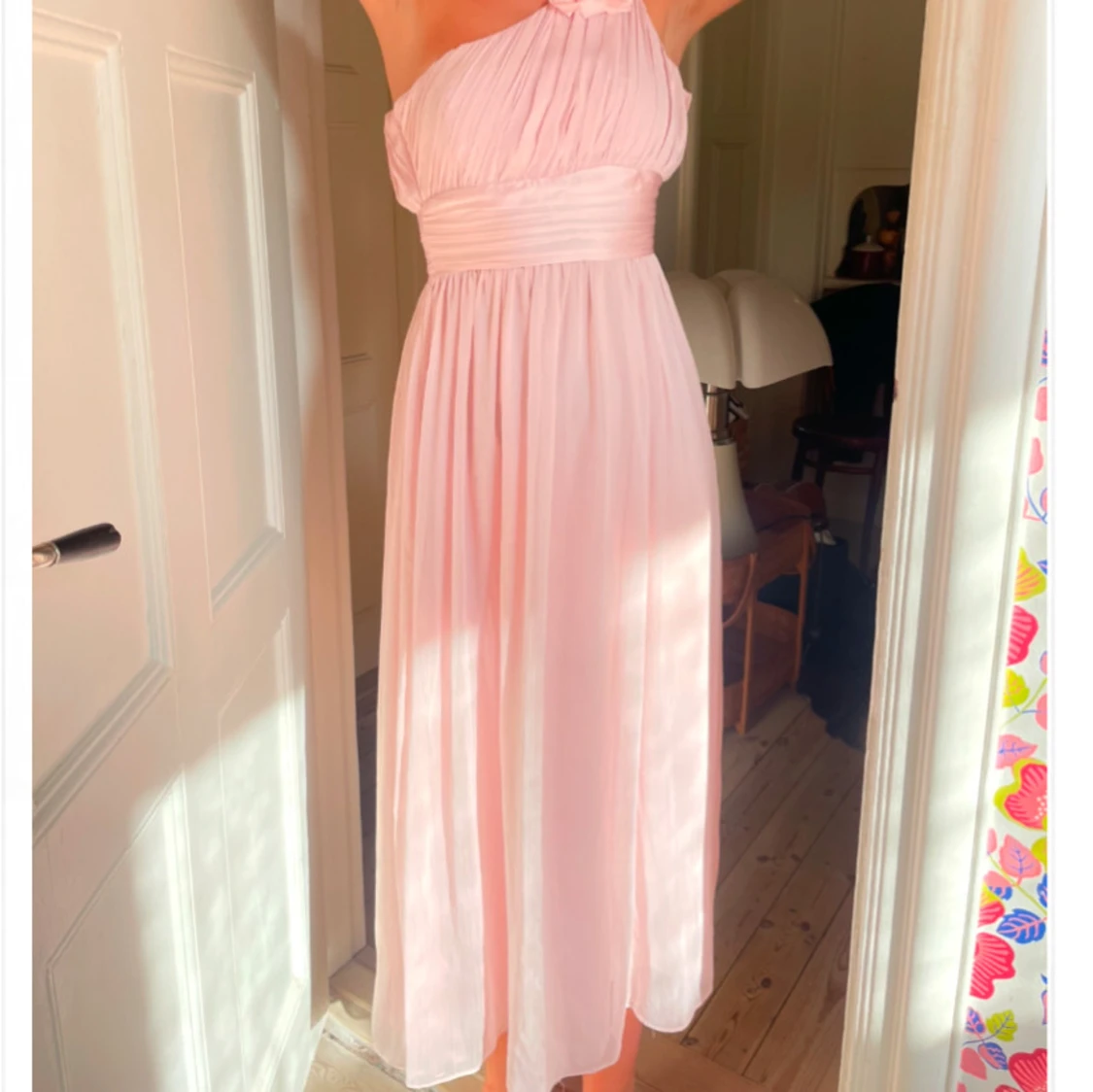 Ljusrosa långklänning oneshoulder