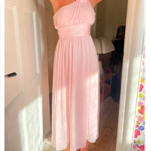 Ljusrosa långklänning oneshoulder - Fin långklänning🩷