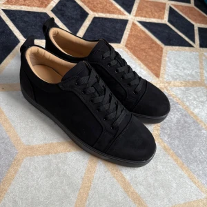 Svarta Christian Louboutin skor - Säljer helt fräscha loubs för 1799kr som är i storlek 43. Påsen är även inkluderad. Skorna är i mycket gott skick och passar perfekt nu när det är sommar 🤩