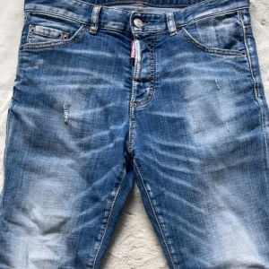 Blå Dsquared2 jeans med slitningar - Snygga och unika blå jeans från Dsquared2. Typ helt nya. 10/10. Strl 164/s eller  28/30. 