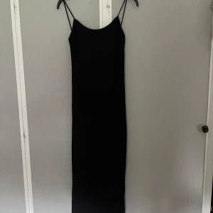 Svart långklänning med öppen rygg - Virala långklänning med öppen rygg som är helt ny och är endast testad 