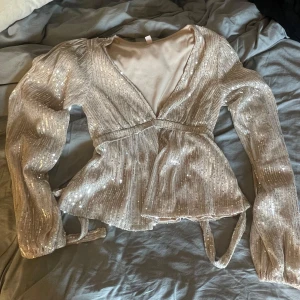 Glittrig topp - Superfin glittrig topp. Använd fåtal gånger men i super bra skick! Liten i storleken 