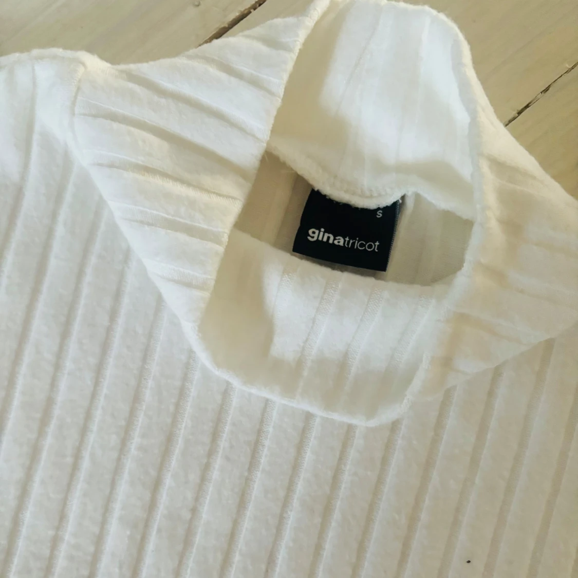 Vit ribbad polotröja från  Gina Tricot - 2