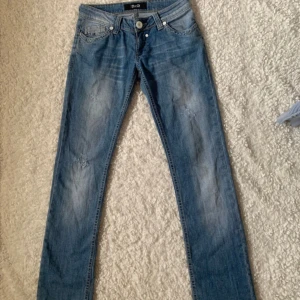 Dolce& Gabbana jeans Lågmidjade  - Väldigt fina jeans storlek 27/30 från dolce & Gabbana. Sitter väldigt snyggt