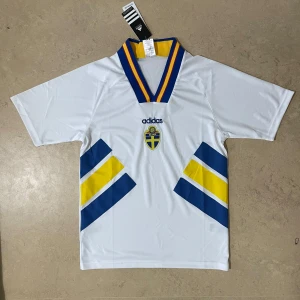 Sverige retro Tröja - Säljer denna riktigt snygga Sverige tröja för 349kr skriv till om ni undrar något!
