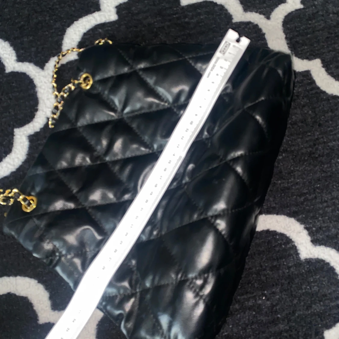 Svart quiltad axelväska med kedja - 1