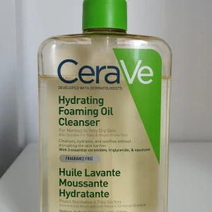 CeraVe Hydrating Foaming Oil Cleanser - CeraVe Hydrating Foaming Oil Cleanser är en mild rengöringsolja för normal till mycket torr hud. Innehåller tre essentiella ceramider, triglycerid och squalane. Oljan är parfymfri, löddrande och passar även känslig hud. Kommer i en genomskinlig plastflaska med grön kork. Nypris 139kr