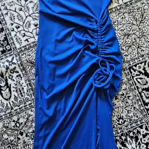 Klänningar och en kjol stl S - Säljer ett paket med klänningar och en kjol , det flesta är nytt och kjolen är använd 1 gång så allt är i nyskick,  storlek är S