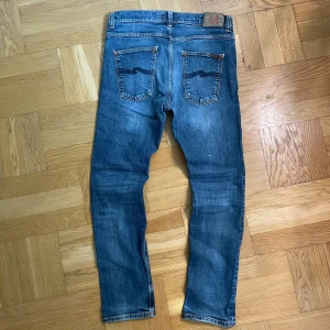 Nudie jeans  - Ett par sjukt snygga nudie jeans i model thin fin I 9/10 slick med sjuk wash 🤩 Skriv vid frågor ✅ storlek 30/33. fraktas inom 24 timmar med PostNord och 48 med Instabox 📦 