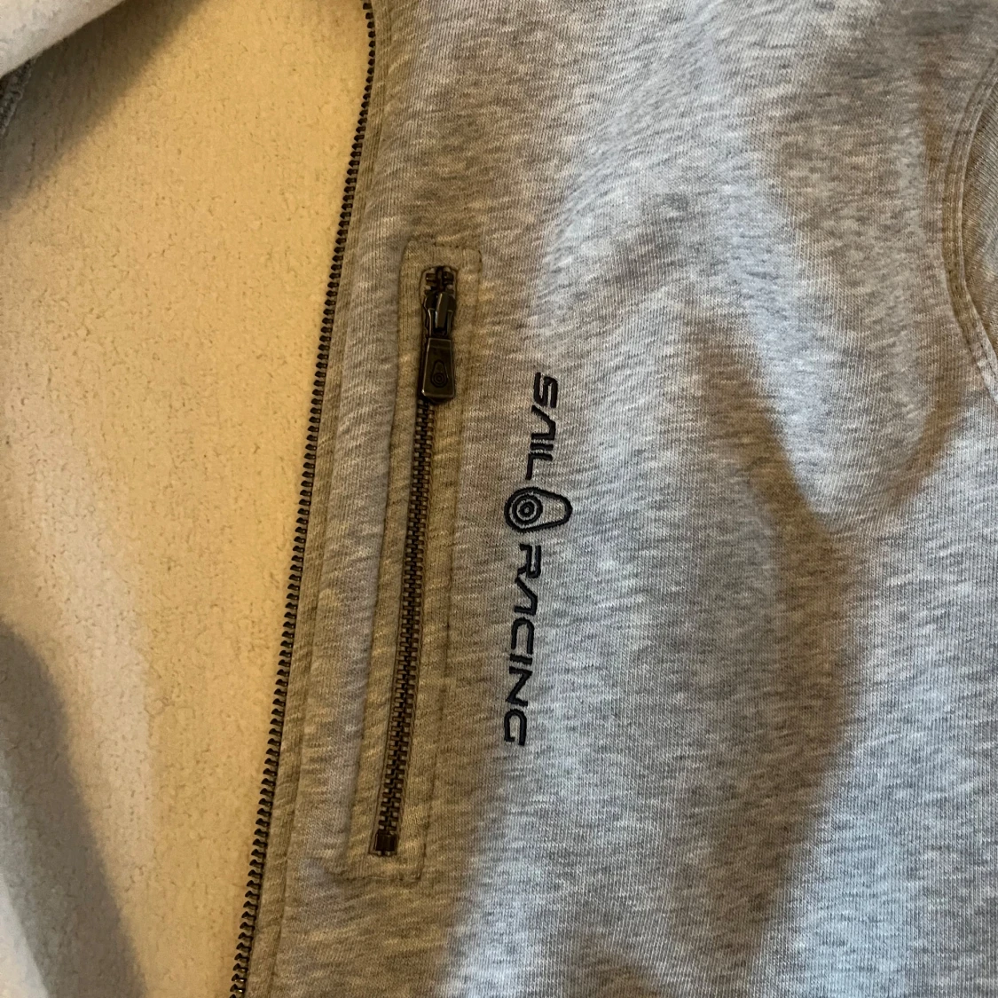 Grå hoodie från Sail Racing - 3